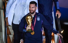 英雄メッシは休まらず、パレード後にヘリコプター移動もファンが待ち受ける「この惑星で彼以上の存在はいない」