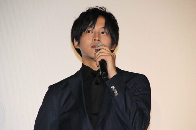 松坂桃李、長時間の濡れ場撮影で体力消耗を嘆く「本当に風邪ひくかと」 2枚目