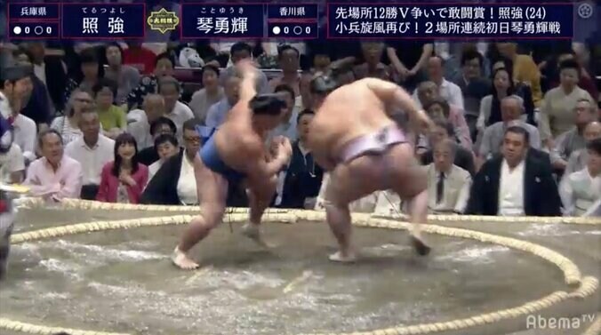 照強が動き勝ち　劣勢もスピードアップで初日白星　土俵狭しと“くるくる照強” 1枚目