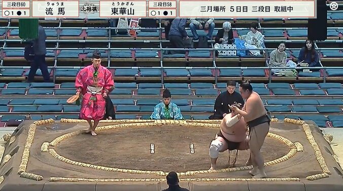 「折れた？」取組中、力士の手に“異変” 視線を落とし気にする珍しい仕草に心配の声 取組後にも気にかける様子 4枚目