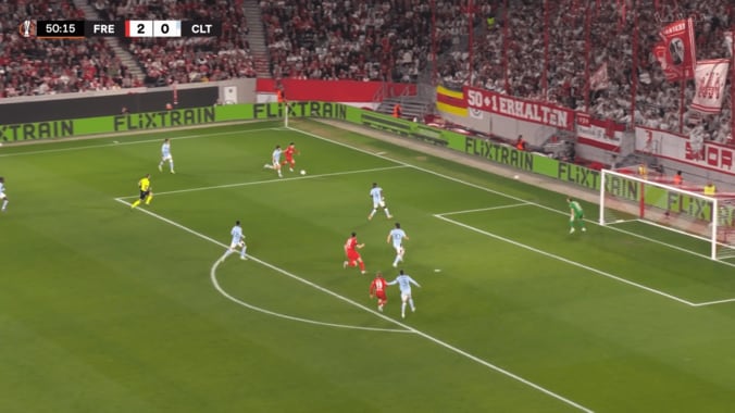 日本代表MFの“股抜きドリブル”が圧巻！スピード＆テクニックで相手2人をぶち抜いた瞬間 鈴木唯人がELで躍動 4枚目