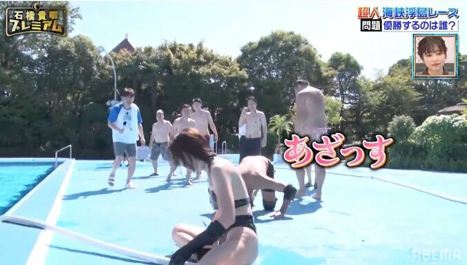 パンサー尾形、水泳大会で女王様と対決！抱きつき攻撃でプールに落下 6枚目