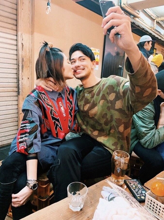 テラハ・石倉ノア、恋人の島袋聖南とキスショット公開「いい写真撮ってくれててありがとう」 1枚目