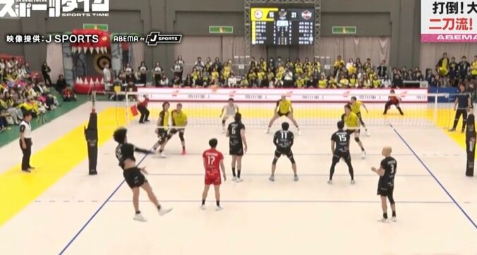 【写真・画像】飛びすぎだろ！ バレー界の二刀流・水町泰杜、打点がバグる“衝撃フォーム”　小柄な体で“驚異の大ジャンプ”→強烈バックアタックを叩き込む　1枚目