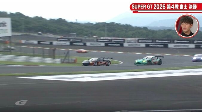 絶対引かない！ スープラ対フェラーリの“超接近戦”に熱視線「10cmもない」「凄まじいバトル」約1周、一歩も引かず 2枚目
