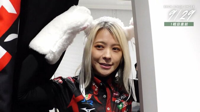 二階堂亜樹、かわいらしい猫耳＆猫ハンド（別ショット）