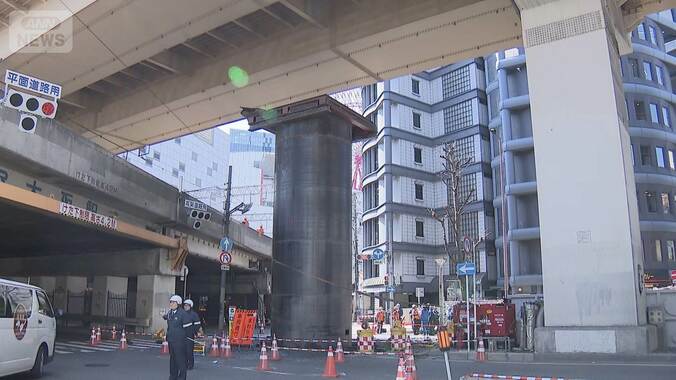 内部の“水抜き”が関係か…大阪中心部で“巨大な管” 地上13mせり上がる　 1枚目