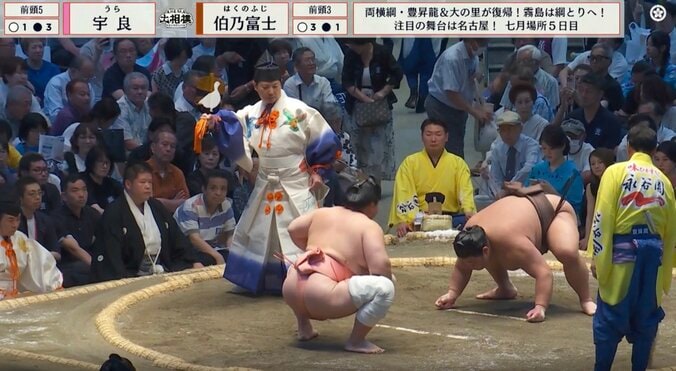 大相撲七月場所、熱戦最中“ひと際目立つ行司の姿”に熱視線「なかなか見ない」「いいデザインしてる」軍配にも注目 3枚目