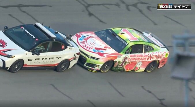 「なぜ」「やりすぎ」ペースカーに“接触” レース開始直前にまさかの光景「友達だからだけど…」ファンもにわかに注目 2枚目