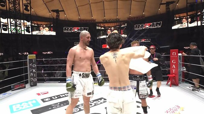 レオナ・ぺタスからTシャツを手渡される