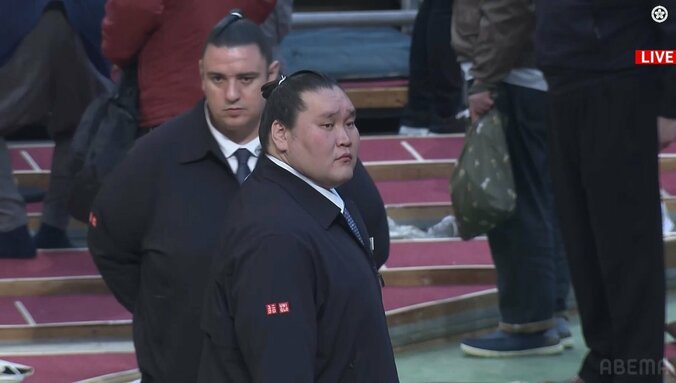 客席を見渡す照ノ富士