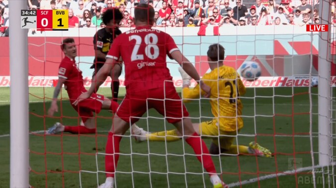 神速！ 時速110kmの“弾丸シュート”に騒然「前田大然より速いかな？」「体幹エグい」「振りが速すぎる」ドルトムントFWの急加速突破→左足一閃が話題沸騰 3枚目