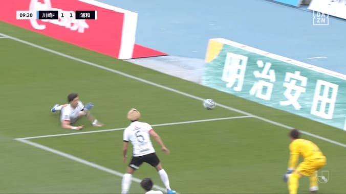 「何やってんだよ…」浦和DFの“痛恨オウンゴール”に悲鳴「滑る必要ある？」「100%は責めれねぇ」直後には負傷交代 3枚目