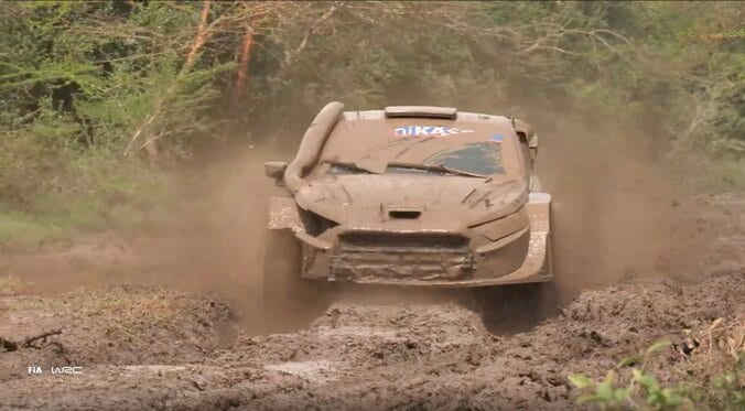 【写真・画像】世界一過酷なラリーで「看板吹っ飛ばした」 攻めすぎて“2枚連続で”の衝撃光景「凄まじい走り見せました！」生中継騒然　1枚目