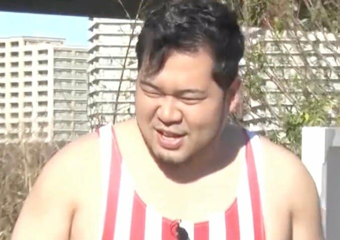 【写真・画像】人気芸人、極寒の中で衝撃的な水着姿に…「マジで寒い」と上着を借りるも「本当の変態」の声　1枚目