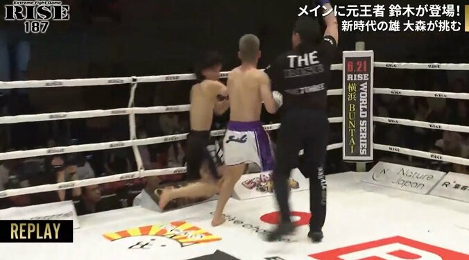 スタンディングダウンでレフェリーが割って入るも