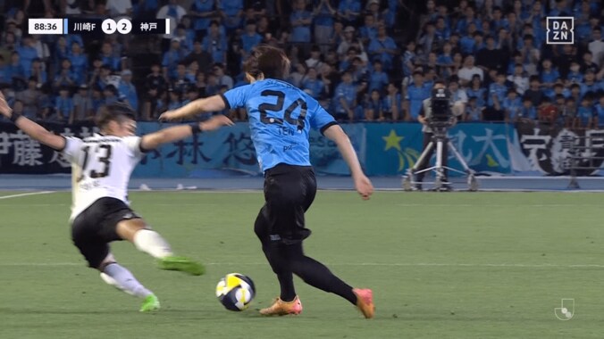 「何じゃそりゃ！」川崎Fの“絶対に取れないダブルタッチ”連発にファン大興奮「理不尽アニメみたい」「置き所が深すぎる」宮城天＆大島僚太が魅せた瞬間 3枚目