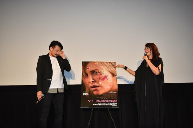 LiLiCo、夫・小田井涼平と夫婦２ショット初登壇！　サプライズの手紙に涙 5枚目