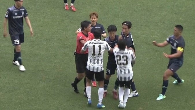 【映像】武藤が福岡DFをどついて一触即発
