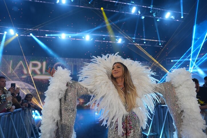 【画像】病魔と戦う少女と“約束のハート衣装”でポーズの感動光景