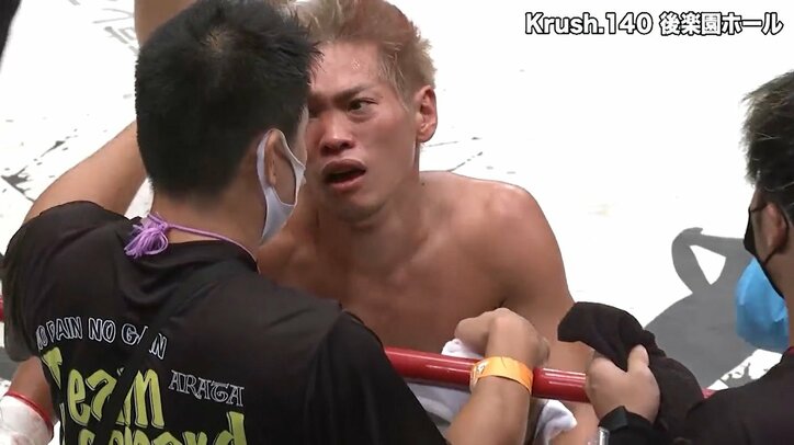 大逆転の右カウンター、再開直後のタオル投入に「まだやれる!」必死のアピールも…セコンド咄嗟の判断に称賛の声