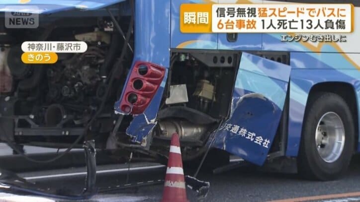 内部がむき出しになったバス