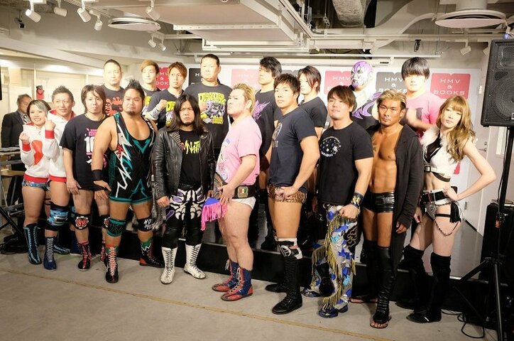 終わらない抗争の行方は！？DDTファン公開会見で「記者会見プロレス」勃発