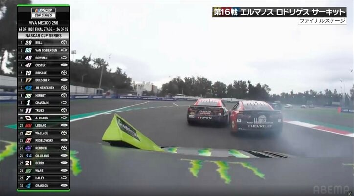 【写真・画像】一体、何が？車がぶつかりまくる大混乱→突如順位を譲る“まさかの再スタート”にファン騒然「すごいショートカットw」　1枚目