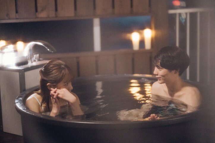 織田奈那が年下イケメンと混浴！出会って2日の俳優と‟同棲ハウス“でドキドキの一夜『ドラ恋～Kissing the tears away～』