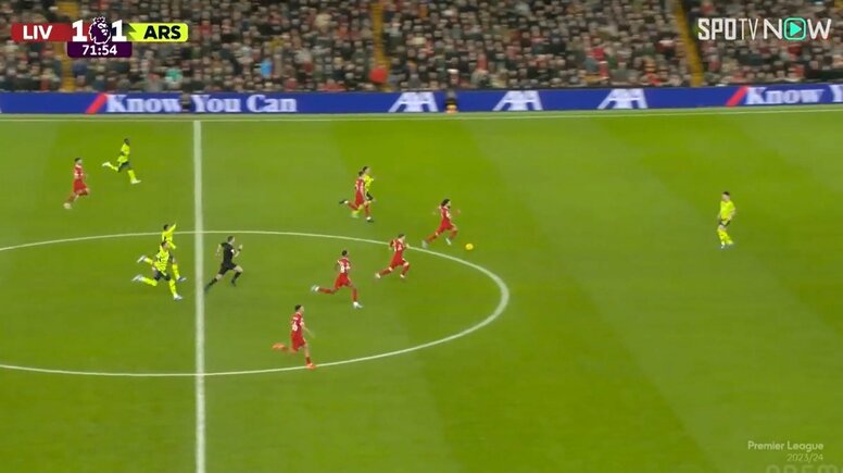 「いかつすぎる！」5人が一斉に全力疾走したリヴァプール怒涛のカウンター！追いかけるDFも審判も総勢10人が大爆走の大迫力シーン「今年一番おもしろい」