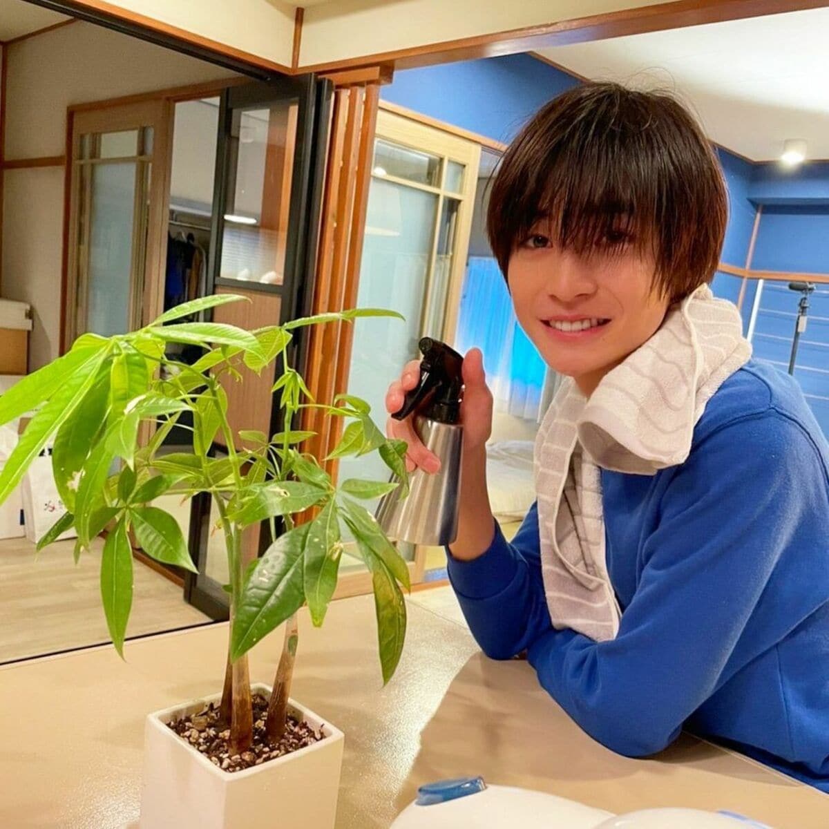 最愛 高橋文哉の パキラに水やり をする爽やかショットにファン歓喜 無造作な感じがいい 朝から癒やされる 話題 Abema Times