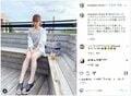 峯岸みなみのミニ丈のワンピースからスラリと伸びた美脚に「脚、綺麗です」「みぃちゃん若返ってる」と絶賛の声