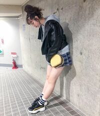 鈴木愛理、美脚あらわなミニスカ姿にファン悶絶「激可愛」「反則」「脚が綺麗すぎて…！」