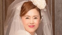 “2023年に再々婚”熊谷真実(64) 8歳年下の夫とのレアな2ショット「写真から幸せオーラ出てます」