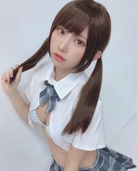 大人気コスプレイヤー・えなこ、制服風ビキニ＆ツインテールの悩殺ショットに「天使すぎる」「校則違反」と歓喜の声