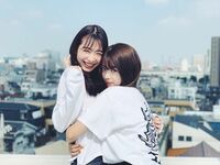 岡本夏美、馬場ふみかとのラブラブ抱きつきショット披露「皆さんお待ちかねのふみちゃんです」