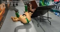 【画像】女子レスラー、テーブル破壊で衝撃失神