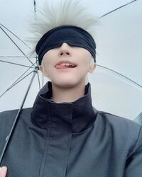 台湾コスプレイヤー・越尊、「呪術廻戦」五条悟の“舌チラ”コスプレに称賛続々「本当にかっこいい」