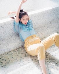 「可愛さ抜群」「スタイルいいなぁ」鈴木愛理の上目遣いショットに反響