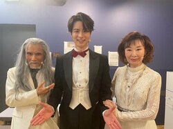 “1日1食で体重45kg”片岡鶴太郎、三田佳子らとの“親子3ショット”を公開