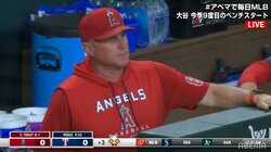 ネビン監督代行、ベースコーチの判断にイライラ、ソワソワ… 落ち着かないリアクションに反響