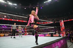 ベテラン美女レスラーが若手に“わからせ”レッスン…荒々しい「スパルタ式釣り天井」に思わず悶絶の一部始終