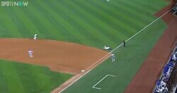 あれ？ ボールはどこに消えた…？「怖すぎる」「ただの災難」 痛烈な“弾丸ゴロ”でミットが吹き飛ばされた瞬間　“メジャー屈指の一発屋”の爆速フルスイングがエグすぎる