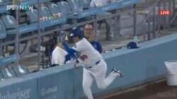 一体、何者なんだ…！？ ドジャースのボールガールが“連続ファインプレー”で球場が今日イチの盛り上がりを見せた瞬間「連チャンでうますぎw」「今日のMVP」