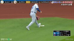 一体何が…ドジャース外野手が“バスケ選手”に変身した珍シーン！？華麗な飛来物処理→ダンクシュートに投手はサムアップポーズ