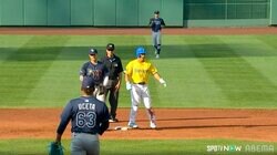 「ホホッ…」吉田正尚、まさかの盗塁で現地実況思わず“笑劇” 死球→激走の大ハッスルにレ軍ベンチも拍手喝采