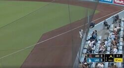 あわや病院送りの大惨事！ 痛烈な“高速打球”がボールボーイに飛ぶ→あわや直撃のハプニング発生　ファン騒然「怖すぎる…」「よく避けたな」