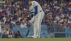 一体、何が起こった？ 大谷翔平、目を疑う“まさかの行動”「どうした」「笑ったw」試合中のリラックスしすぎた姿が話題に「たまにふざけるの好き」