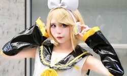 Posing to Capture the Little Sister Vibe... Cosplaying the Energetic Kagamine Rin