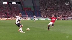 「何やってんだよ」浦和DF、痛恨"ハンド"でPK献上「手を広げてるもんな」スライディングのクロス対応にファンから厳しい声